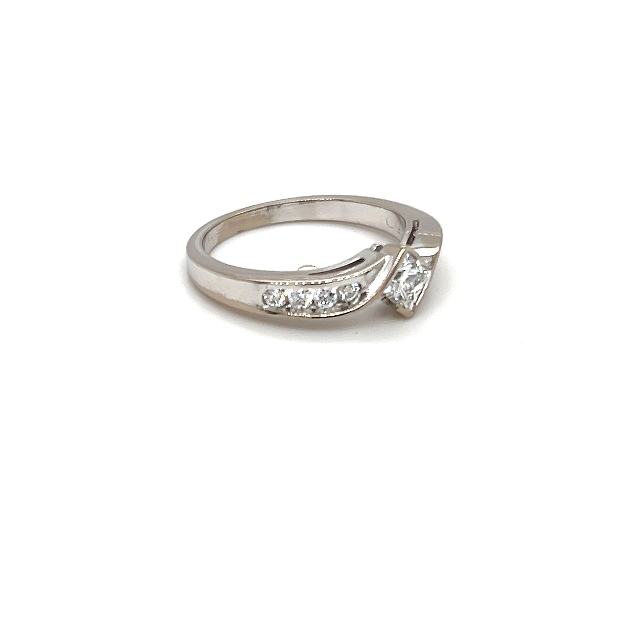 18ct White Gold Princess & Round Diamond Ring