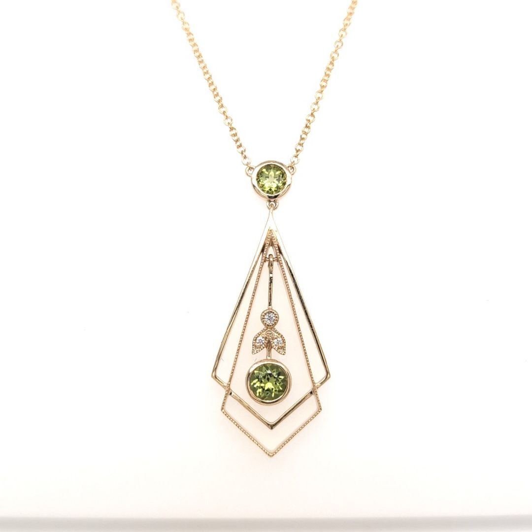 PERIDOT AND DIAMOND PENDANT INCL CHAIN