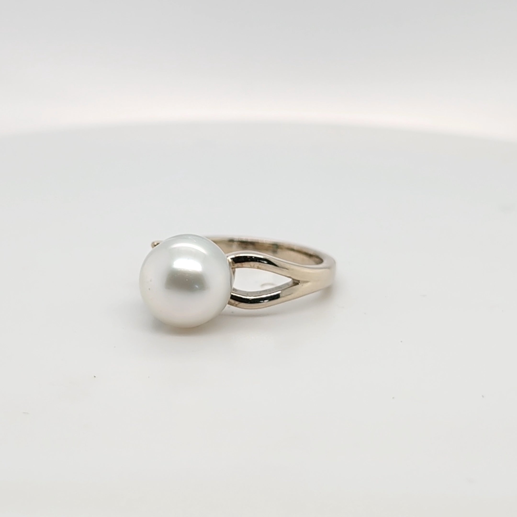 9CT White Gold Ring featuring a Blue Green Tourmaline & South Sea Pearl