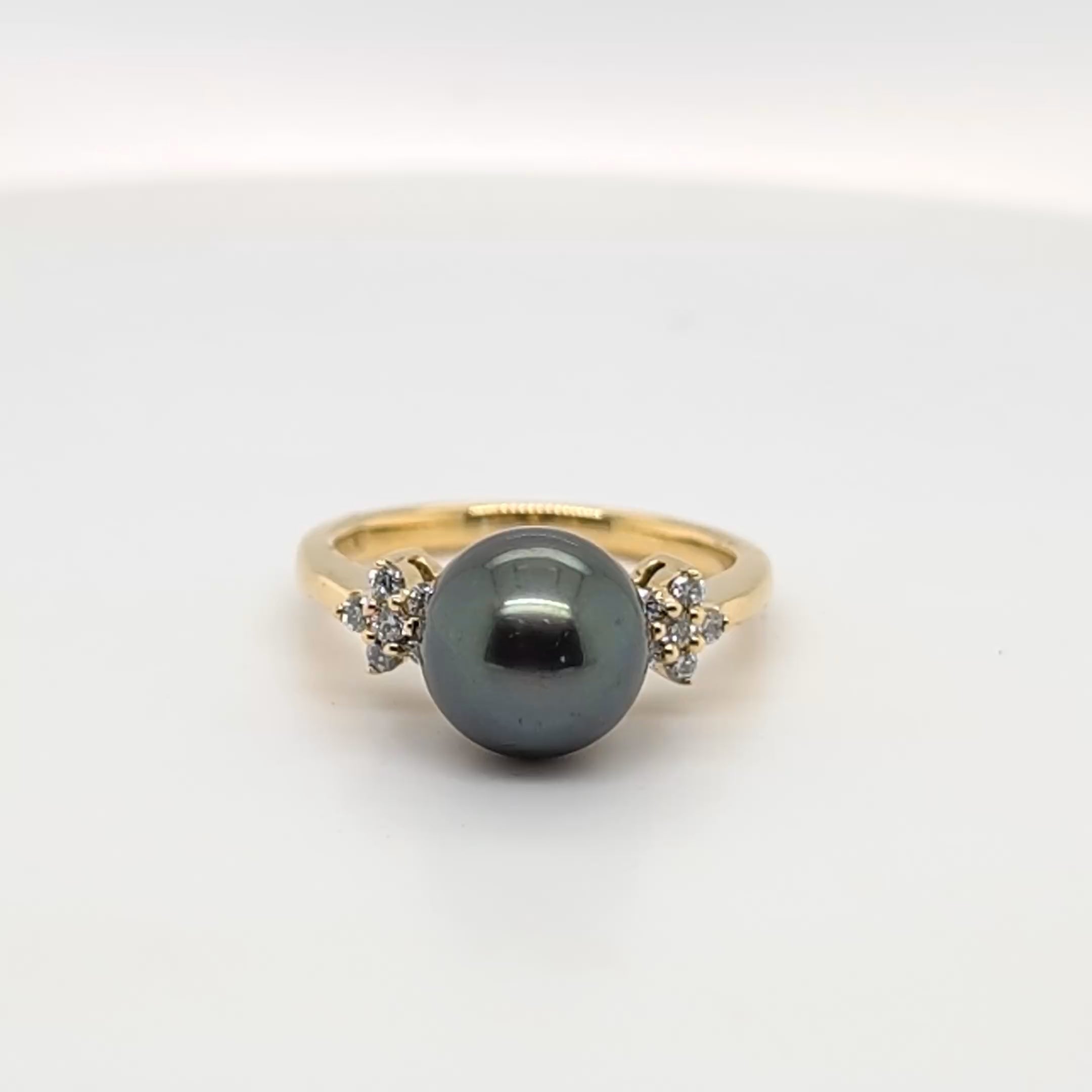 18ct Yellow Gold Ring featuring a Tahitian Pearl and Diamonds