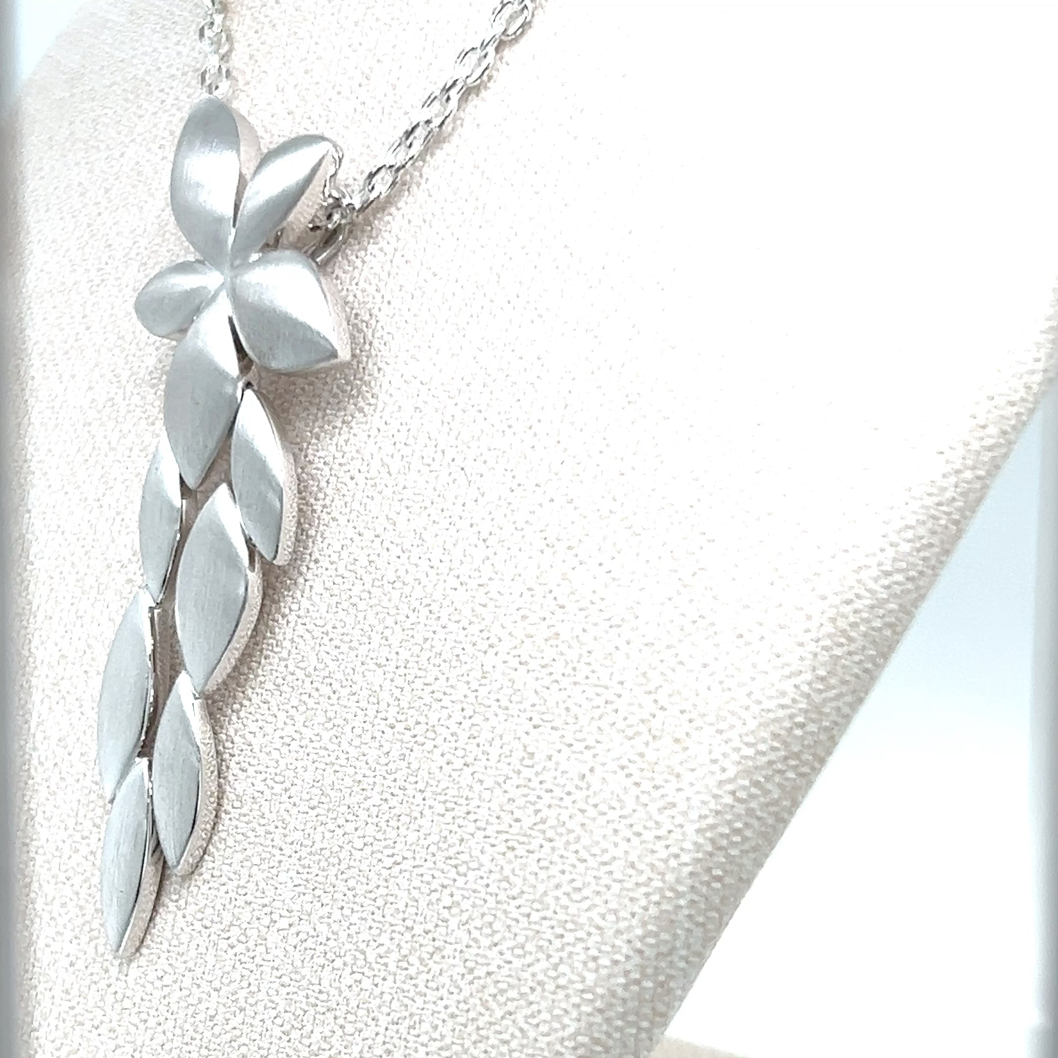 PETALS PENDANT