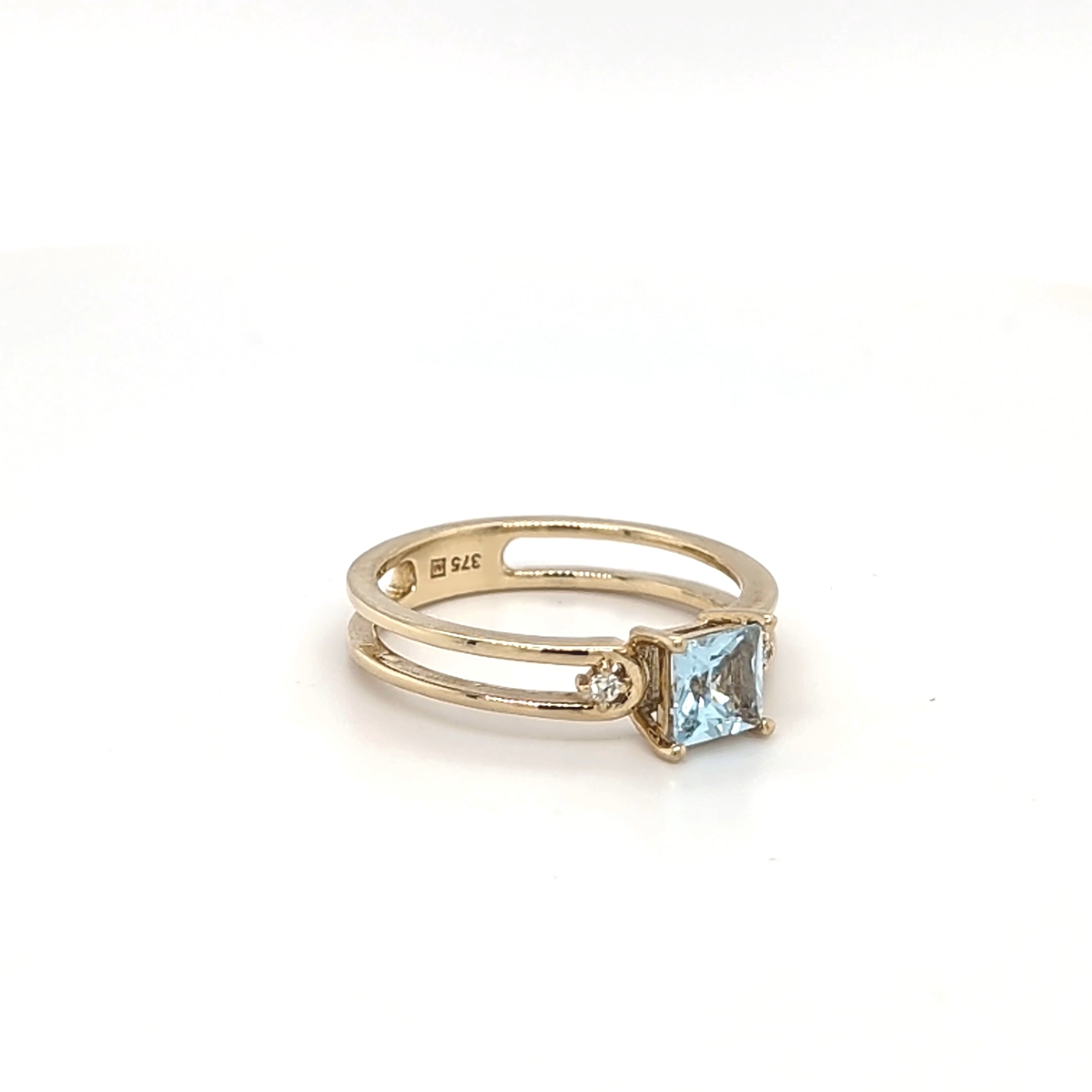 9ct Yellow Gold Blue Topaz & Diamond Ring