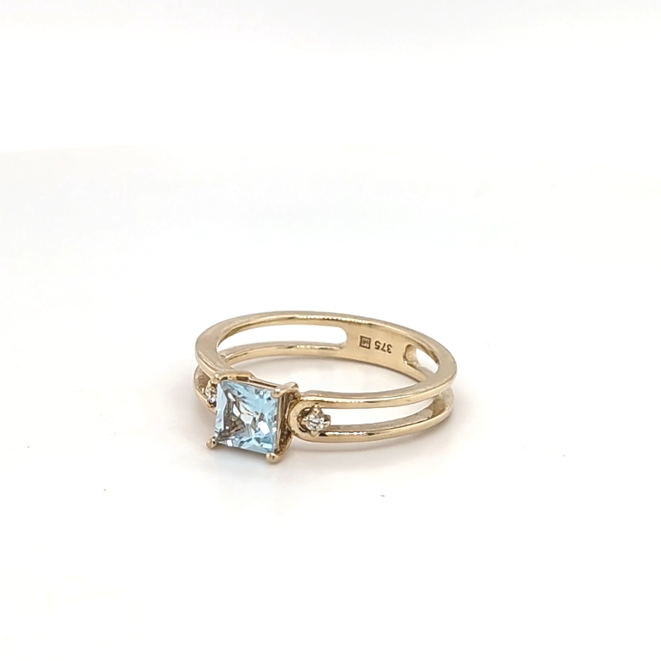 9ct Yellow Gold Blue Topaz & Diamond Ring