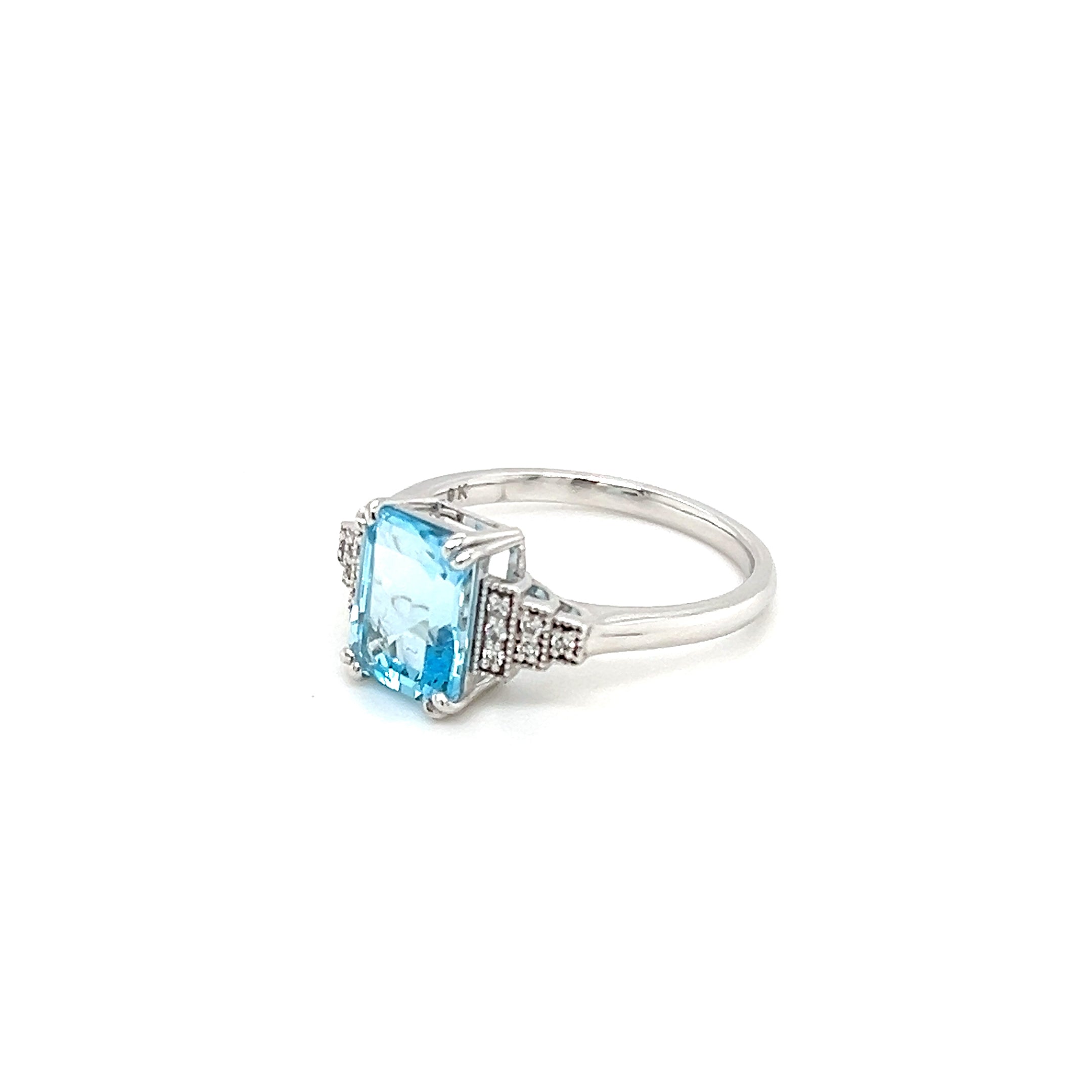 9ct White Gold Ring Featuring an Emerald Cut Blue Topaz