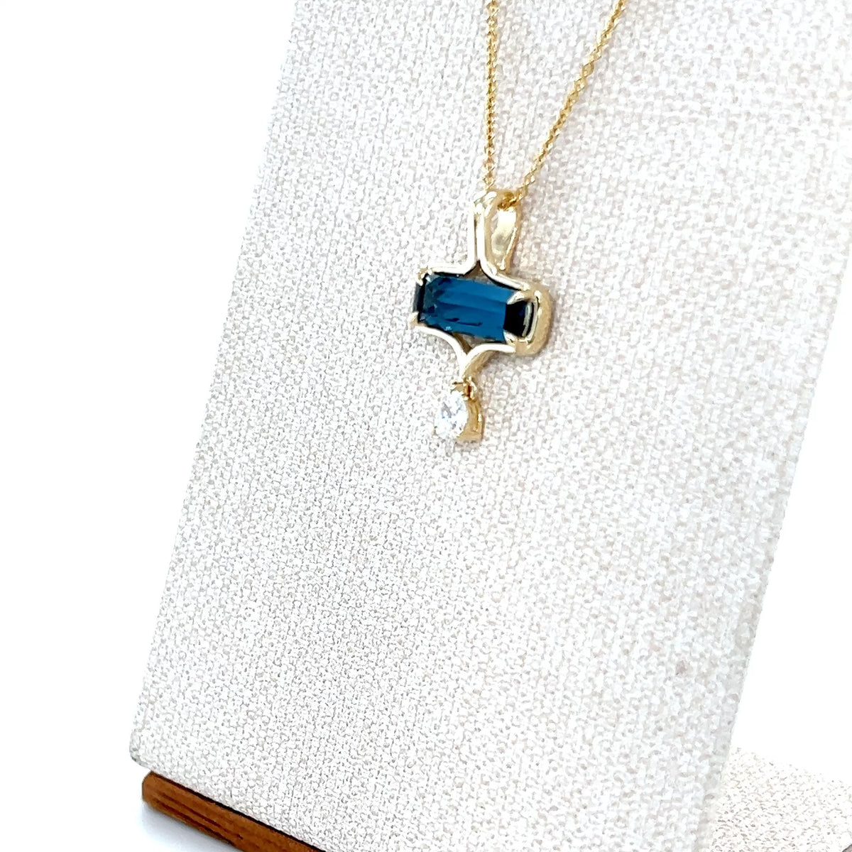 9ct Yellow Gold London Blue Topaz and Lab-Grown Diamond Pendant