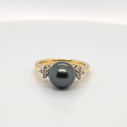18ct Yellow Gold Ring featuring a Tahitian Pearl and Diamonds