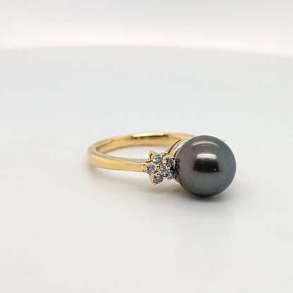 18ct Yellow Gold Ring featuring a Tahitian Pearl and Diamonds