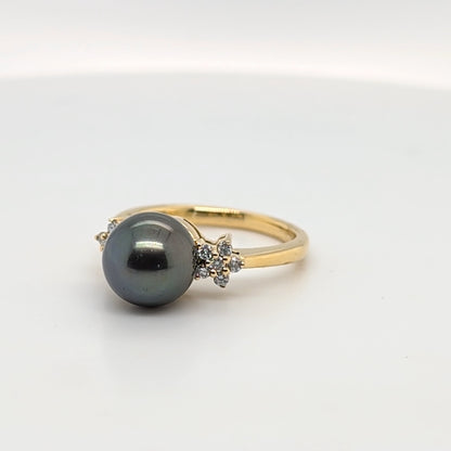 18ct Yellow Gold Ring featuring a Tahitian Pearl and Diamonds