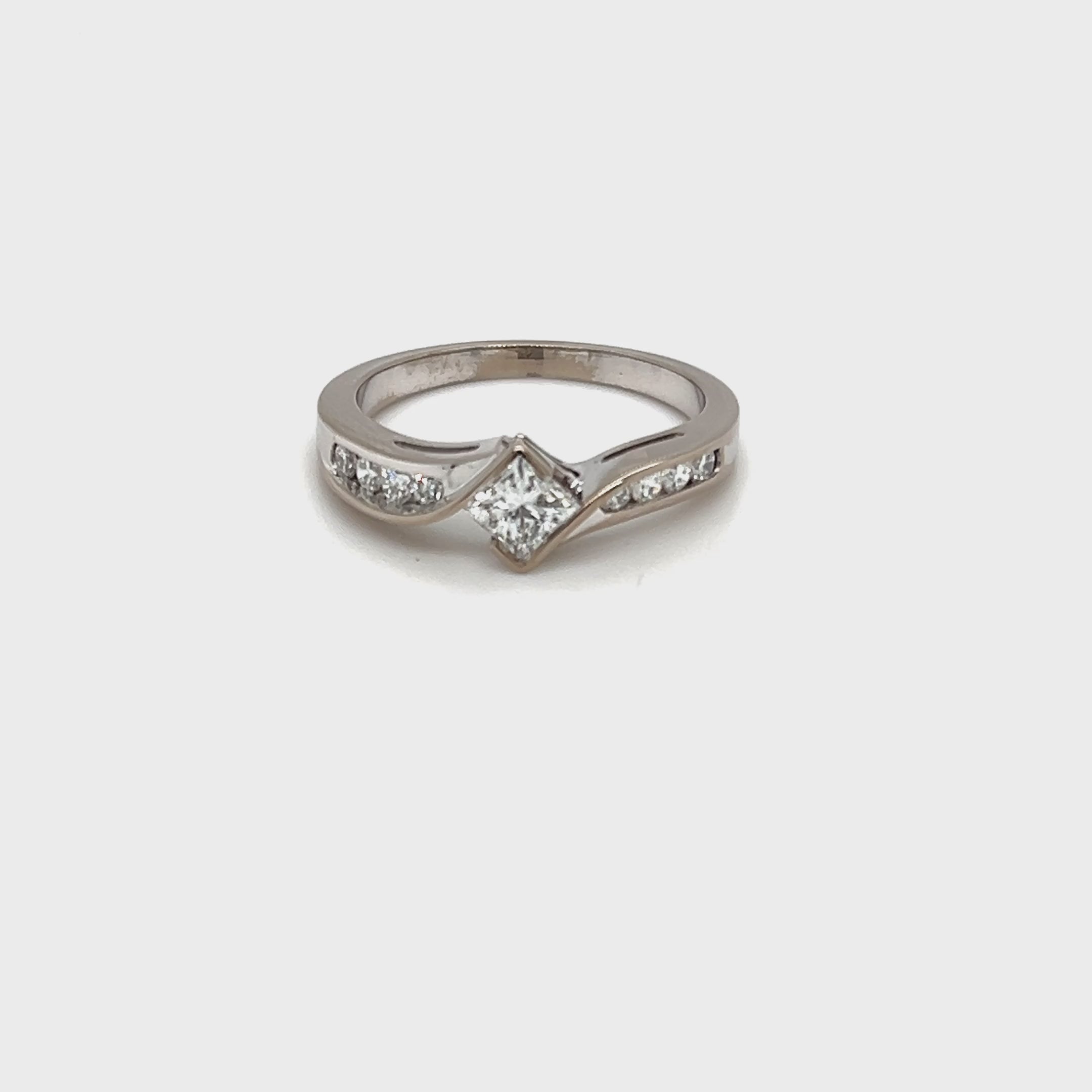 18ct White Gold Princess & Round Diamond Ring